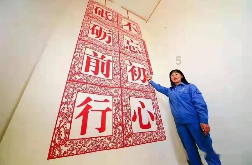 白色T恤搭蓝白渐变色牛仔短裤，穿出清爽的美，你喜欢这种别致的穿搭吗？游戏画面